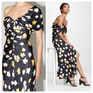 𝘀𝗲𝗹𝗳-𝗽𝗼𝗿𝘁𝗿𝗮𝗶𝘁 Off-shoulder Dress